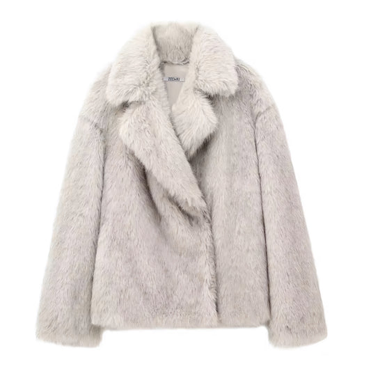 Light brown faux fur oversized long sleeve jacket for women and teens, satin lined fuzzy soft cozy warm thick luxury fur coat with collared v-neck split neck, elegant feminine trendy Y2K chic fashionable outerwear for fall autumn winter 2025, stylish Scandinavian Copenhagen streetwear ski outfit après ski snow trip night out cool girl it girl fashion, with global worldwide shipping to US UK Canada Australia Europe and Asia.